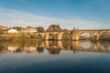 Antik Roma Köprüsü, Ponte da Barca, Kuzey Portekiz eski Portekizli Köyü.
