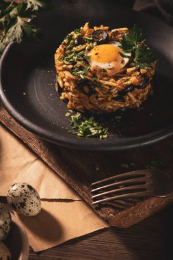 Portekiz mutfağı. Frango a sutyen. Geleneksel Portekiz yemekleri, soğanlı, sarımsaklı, maydanozlu, zeytinli, yumurtalı ve patates cipsli sotelenmiş tavuğa dayanır. Geleneksel morina yemeğinin bir çeşidi..