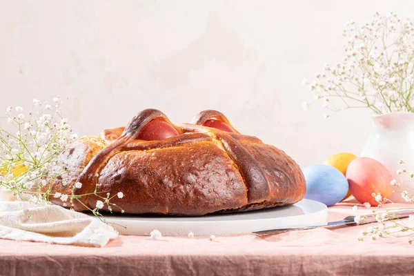 葡萄牙传统的复活节蛋糕 在东方桌上放着鸡蛋的果肉 花和彩绘的彩蛋 — 图库照片