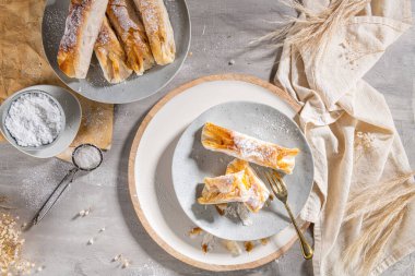 Tezgahta servis edilen tipik Portekiz tatlıları Pasteis de Vouzela. Yumurta kremalı filo pastası.