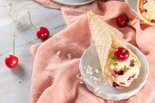 Traditionelle Waffelkegel Mit Eis Und Kirschfrüchten Auf Marmorsteinoberfläche — Stockfoto
