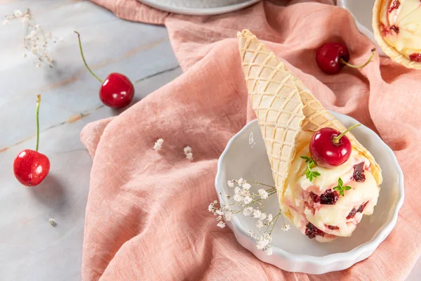 Coni Cialde Tradizionali Con Gelato Frutti Ciliegia Sulla Superficie Pietra — Foto Stock