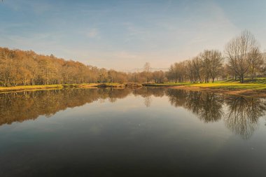 Ponte da Barca, Portekiz Lima nehirde manzara. Nehrin Lima şairler parka görünümünü.