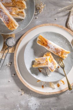 Tezgahta servis edilen tipik Portekiz tatlıları Pasteis de Vouzela. Yumurta kremalı filo pastası.