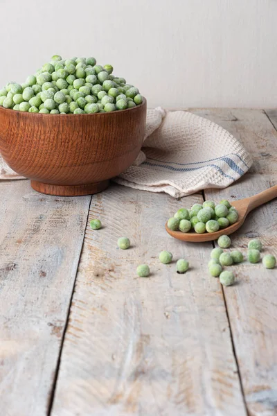 Unga Frysta Gröna Ärtor Träbord Sett Ovanifrån Gröna Ärtor Kapsel — Stockfoto