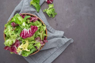 Ispanak, romaine ve marullu taze yeşil salata.