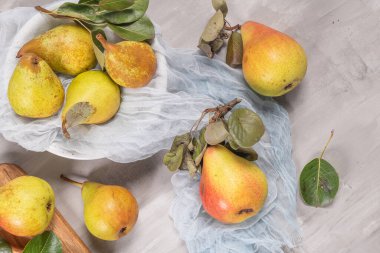 Taze organik armutlar. Meyve arkaplanı. Armut güz hasadı.