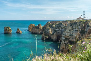 Lagos, Algarve, Portekiz 'deki Ponta da Piedade' deki deniz fenerine bakın.
