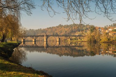 Antik Roma Köprüsü, Ponte da Barca, Kuzey Portekiz eski Portekizli Köyü.