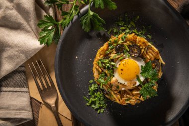 Portekiz mutfağı. Frango a sutyen. Geleneksel Portekiz yemekleri, soğanlı, sarımsaklı, maydanozlu, zeytinli, yumurtalı ve patates cipsli sotelenmiş tavuğa dayanır. Geleneksel morina yemeğinin bir çeşidi..