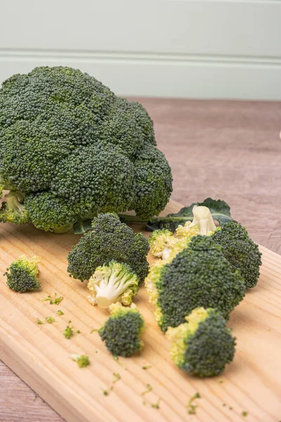 Nahaufnahme Roher Frischer Brokkoli Stiele Mit Wassertropfen Bei Der Zubereitung — Stockfoto