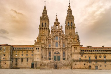 Santiago de Compostela Katedrali, Galiçya, İspanya. Santiago de Compostela 'daki Obradeiro Meydanı antik hacı rotalarının bitiş noktası, Camino de Santiago veya St. James Yolu