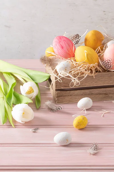 Ovos Rosa Amarelo Branco Páscoa Caixa Madeira Tulipas Brancas — Fotografia de Stock