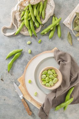 Mutfak masasında taze ve çiğ yeşil fasulye.