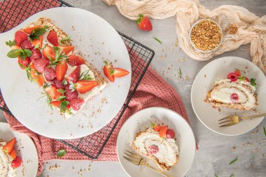 Yumuşak bir kremalı kremalı krema, çıtır fıstık, nane, biberiye ve ahududu ve çilekle dolu. Pavlova Yazı tatlı tatlı tatlı.