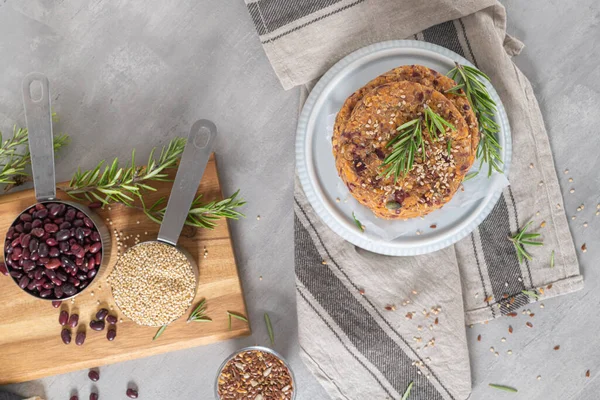 Roher Veggie Burger Mit Quinoa Roten Bohnen Gemüse Und Rosmarinblättern — Stockfoto