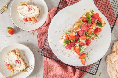 Yumuşak bir kremalı kremalı krema, çıtır fıstık, nane, biberiye ve ahududu ve çilekle dolu. Pavlova Yazı tatlı tatlı tatlı.