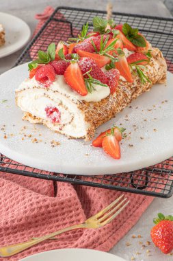 Yumuşak bir kremalı kremalı krema, çıtır fıstık, nane, biberiye ve ahududu ve çilekle dolu. Pavlova Yazı tatlı tatlı tatlı.