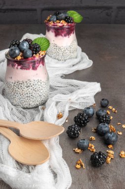 Böğürtlenli Chia pudingi ve yaban mersini püresi ve granola..