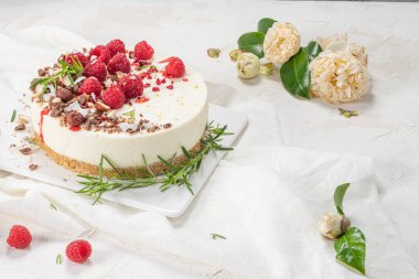 Mutfakta ahududu, çikolata, fındık ve biberiye yapraklı cheesecake.