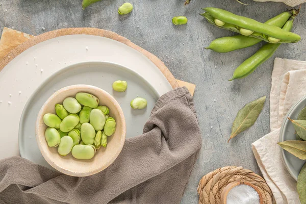 Färska Och Råa Gröna Bondbönor Köksbordet — Stockfoto