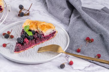 Dilimlenmiş böğürtlenli pasta. Yazın taze böğürtlenli turta..