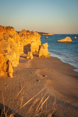 Praia dos Tres Castelos, Güney Portekiz, Portimao, Algarve bölgesinde. Atlantik Okyanusu, Tres Castelos plajında (Praia dos Tres Castelos), Algarve, Portimao, Portekiz.