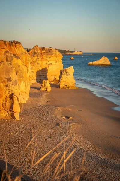 Praia dos Tres Castelos, Güney Portekiz, Portimao, Algarve bölgesinde. Atlantik Okyanusu, Tres Castelos plajında (Praia dos Tres Castelos), Algarve, Portimao, Portekiz.