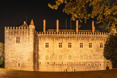 Guimaraes, Portekiz Braganca Duques Sarayı gece görünümü