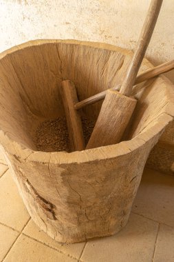 Zirve aletleri kil öğütme işlemini yapmak için kullanılır. Çömlekçi tarafından kullanılan araç