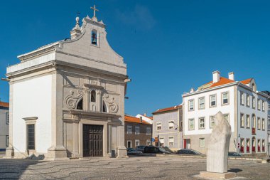 Parlak, güneşli bir günde açık mavi gökyüzüne karşı Aziz Goncalinho Kilisesi. Aveiro, Portekiz