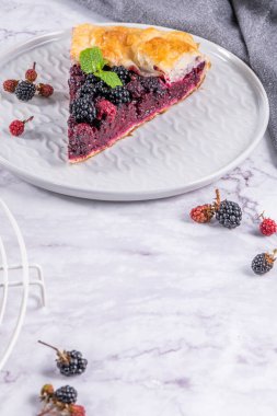 Dilimlenmiş böğürtlenli pasta. Yazın taze böğürtlenli turta..