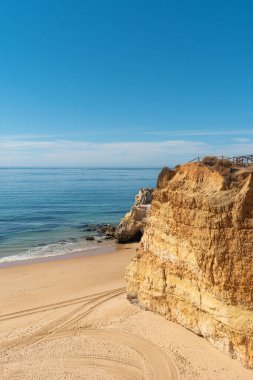 Alvor, Portimao yakınındaki doğal altın kayalıklarla. Bu plaj ünlü turistik bölge Algarve bir parçasıdır