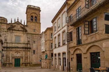 Santiago de Compostela sokaklarındaki San Augustin kilisesine bakın. Santiago de Compostela İspanya 'nın otonom bölgelerinden biri olan Galiçya' nın başkentidir..