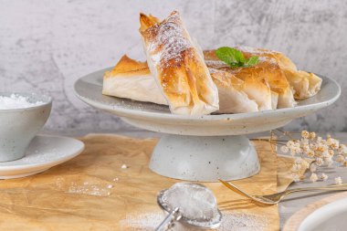 Tezgahta servis edilen tipik Portekiz tatlıları Pasteis de Vouzela. Yumurta kremalı filo pastası.