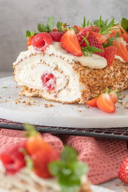 Yumuşak bir kremalı kremalı krema, çıtır fıstık, nane, biberiye ve ahududu ve çilekle dolu. Pavlova Yazı tatlı tatlı tatlı.