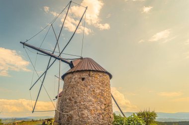 Serra da Atalhada 'daki taş yel değirmenleri, Penacova, Coimbra, Portekiz.