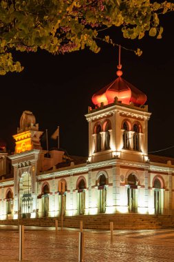 Gece vakti Loule 'un eski kasabasındaki işaret. Algarve, Portekiz.