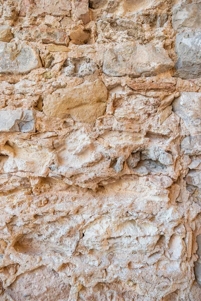 Kireçtaşı yüzeyinin arka plan dokusu. Arka plan olarak kireçtaşı yakın plan. Shell kireç taşı blokları duvarı. Kabuk kireçtaşı duvar dokusu arkaplanı.