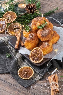 Geleneksel Portekiz Noel tatlısı mutfak tezgahında şekerli ve tarçınlı Sonhos.