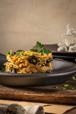 Portekiz mutfağı, Frango a sutyen. Geleneksel Portekiz yemekleri, soğanlı, sarımsaklı, maydanozlu, zeytinli, yumurtalı ve patates cipsli sotelenmiş tavuğa dayanır. Geleneksel sütyenli morina yemeğinin bir çeşidi.