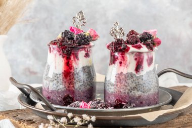 Böğürtlenli Chia pudingi ve cam kavanozlarda reçel. Sağlıklı beslenme, sağlıklı yaşam tarzı, diyet, fitness menüsü kavramı