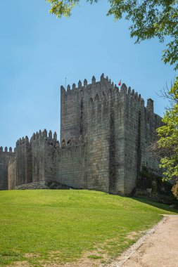 Portekiz 'in kuzeyindeki Guimaraes Kalesi. 13. yüzyılın sonlarında inşa edildi. Fransız etkisinden sonra..