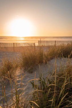 Günbatımında Furadouro sahilinin manzarası. Ovar, Portekiz