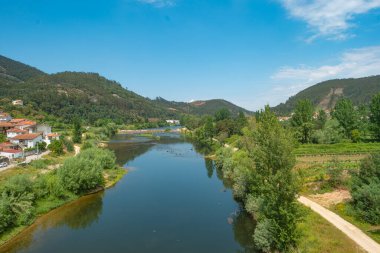 Penacova nehir plajı ve Penacova 'daki Mondego nehri üzerindeki hava manzarası.