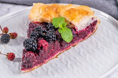 Dilimlenmiş böğürtlenli pasta. Yazın taze böğürtlenli turta..