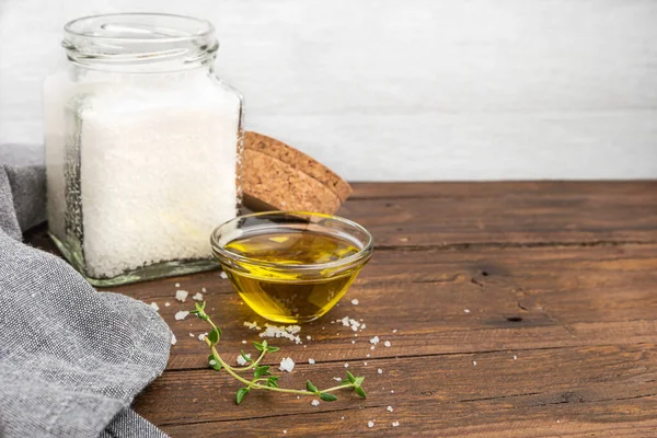 Olivenöl Mit Thymian Und Salzblume Auf Holzgrund — Stockfoto