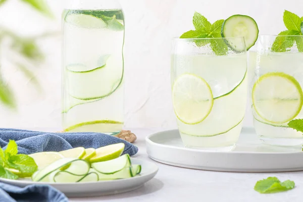 Acqua Rinfrescante Infusa Con Cetriolo Menta Lime Cocktail Estivo Limonata — Foto Stock