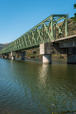 Vale de Figueira, Sao Joao da Pesqueira belediyesinde yer alan Sao Xisto 'daki Ferradosa köprüsü yakınlarındaki Douro vadisi manzarası, köye nefes kesici bir manzara hakim..
