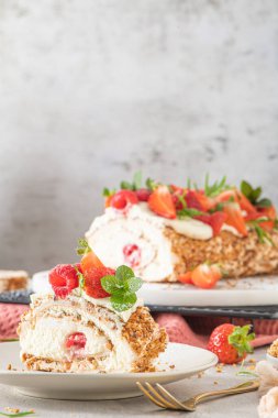 Yumuşak bir kremalı kremalı krema, çıtır fıstık, nane, biberiye ve ahududu ve çilekle dolu. Pavlova Yazı tatlı tatlı tatlı.